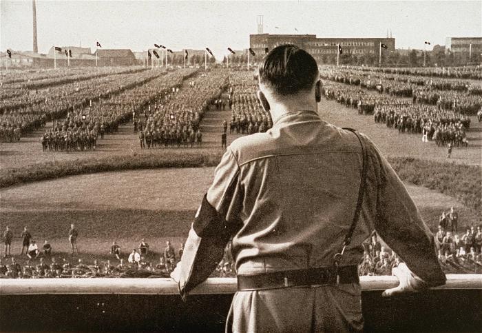 Adolf Hitler și teoria despre o rasă superioară în timpul celui de-Al Doilea Război Mondial